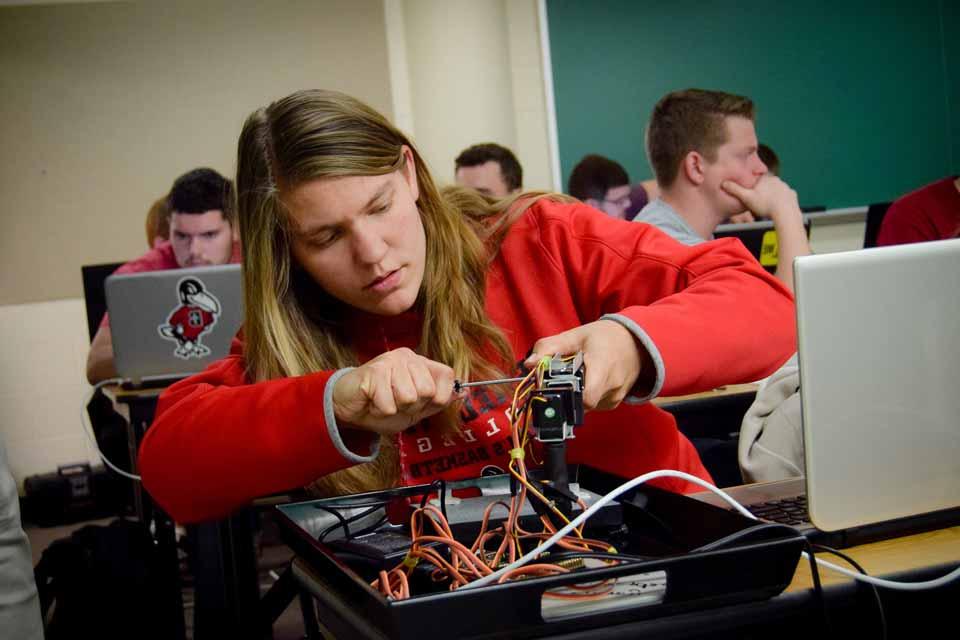 一个学生在课堂上学习电子学